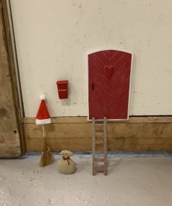 rød nissedør sat op på væg med 6 dele