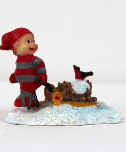 Babynisse skovarbejder trækker kælk i sne 5 cm