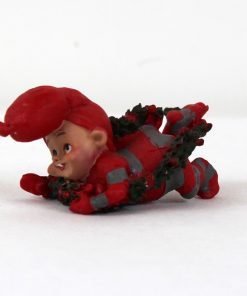 Babynisse dreng kravler igennem en grankrans