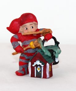 babynisse dreng på 7 centimeter der maler et lille hus med pensel og maling