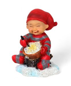 babynisse spiser risengrød på træstub