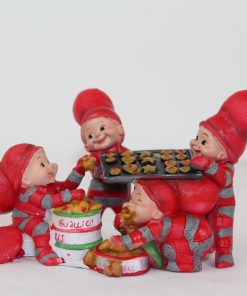 figur med fire babynisser som putter jule småkager i kagedåser