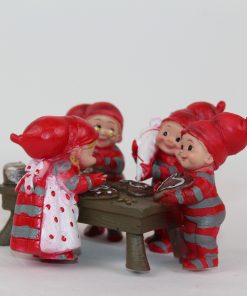 julefigur med fire babynisser som bager og pynter honninghjerter til jul