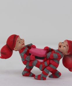 babynisser der begge vil have den lyserøde lakridskonfekt