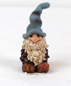 Pobra koglenisse med blå nissehue. 8 cm. Til julelandskaber og dekorationer