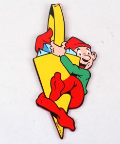 bramming nisse i træ på 25 centimeter der hænger i et gult kræmmerhus