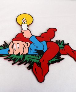 meget festlig træ bramming nisse der holder et julelys i hånden