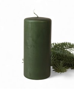 mørkegrøn smukt stearinlys på 15 centimeter til juledekoration og til bordet
