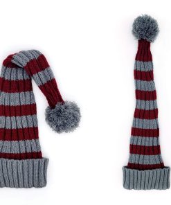 grov ribstrikket nissehue i grå og mørk rød stribet