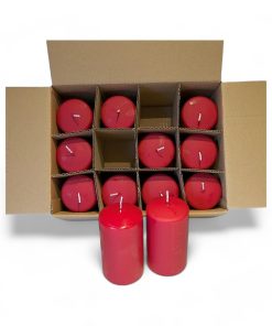 kasse med 12 styk røde kvalitets stearinlys med 50 brændetimer 12 centimeter høj og 7 centimeter i diameter
