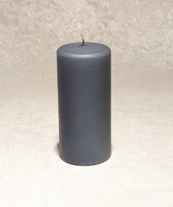 Kubbelys STØVBLÅ stearinlys 6,8 x 15 cm. Til dekorasjoner