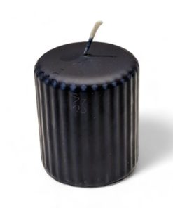 8 centimeter højt mørkeblåt rillet bloklys med diameter på 6,8 centimeter