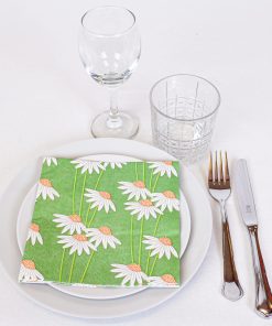 Grøn serviet med hvide blomster