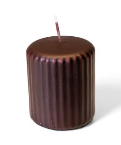 Blockkerze BORDEAUX mit "Lyngby" Rillen. Durchmesser 6,8 cm. Höhe 8 cm.