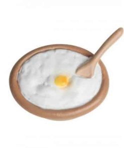 skål med risengrød og smørklat som ekstra tilbehør til nissedør og julelandskab