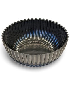 rund sort plastik form med riller der måler 20 x 7,5 centimeter