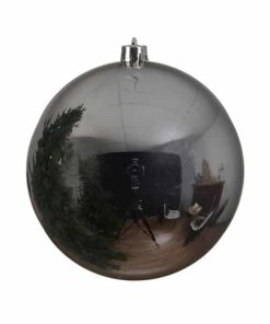 stor julekugle i plastik diameter 25 centimeter blank sølv overflade
