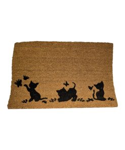 Dørmatte av kokos med lekne katter. Måler 39 x 59 cm.
