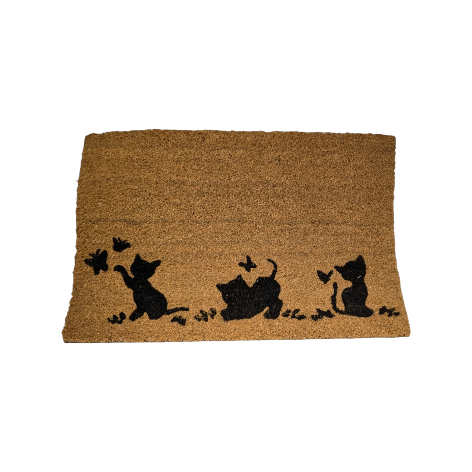 Dørmatte av kokos med lekne katter. Måler 39 x 59 cm.