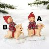 babynisse sidder på julegris i sne