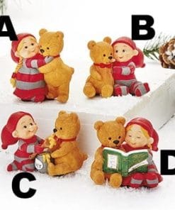 Babynisse nissedreng spiser honning sammen med en bamse