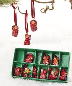 Babynissen in einer Schachtel mit 12 kleinen Figuren zum Aufhängen mit rotem Band. Pobra Weihnachten