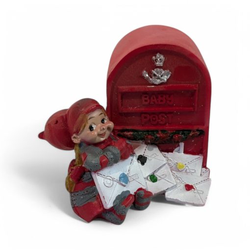 Babynissefigur. Jente ved postkasse. 7,5 x 7,5 cm.