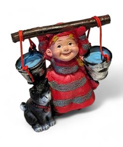 babynisser med bondegårdstema her med en pige med spande og kat