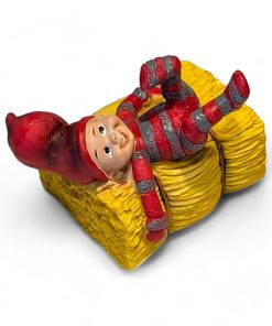 babynisser med bondegårdstema her med en dreng der leger på halmballe