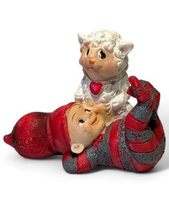 babynisser med bondegårdstema her med en dreng med et lam