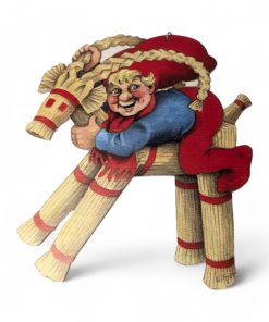 Nissegutt på julebuk i tre av Vilhelm Hansen – 30 cm. Malt julepynt