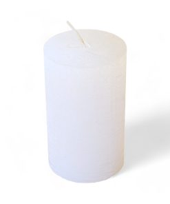 Rustikk HVIT gjennomfarget kubbelys i parafin. 6 x 10 cm.