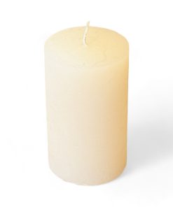 Rustikk ELFENBEN gjennomfarget kubbelys i parafin. 6 x 10 cm.