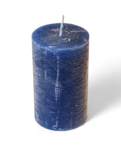 Rustikk MØRKEBLÅ gjennomfarget kubbelys i parafin. 6 x 10 cm.