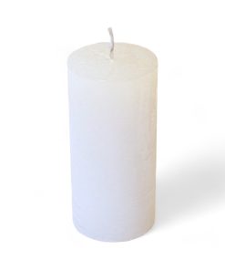 Rustikk HVIT gjennomfarget kubbelys i parafin. 6 x 12,5 cm.