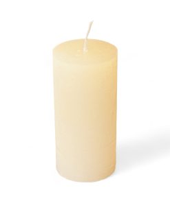 Rustikk ELFENBEN gjennomfarget kubbelys i parafin. 6 x 12,5 cm.