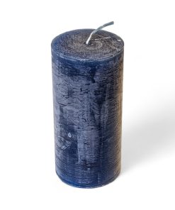 Rustikk MØRKEBLÅ gjennomfarget kubbelys i parafin. 6 x 12,5 cm.