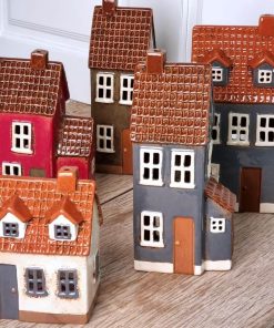 andre nyhavnshuse i en gruppe sammen med beige keramikhus