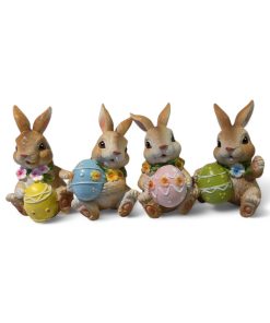 fire påskekaniner i polystone med æg i forskellige farver