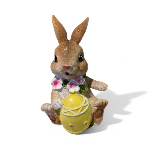 Osterhase aus Polystone mit gelbem Osterei. 10 cm. Kann im Freien stehen.