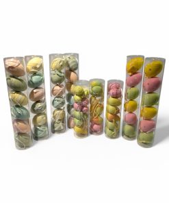 sortiment af plastik påskeæg i forskellige størrelser og farver