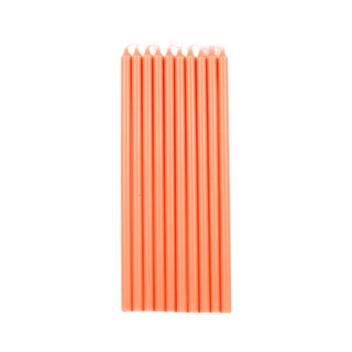 Kertelys i dusty orange, 1,2 x 30 cm, 100% ren stearin, 10 stk. på hvid baggrund.
