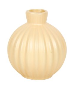 Vase med riller i gul farve, 8 cm høj, placeret på hvid baggrund.