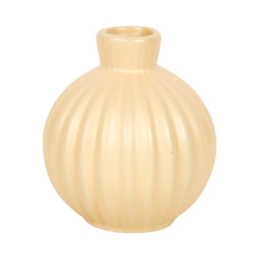 Vase med riller i gul farve, 8 cm høj, placeret på hvid baggrund.