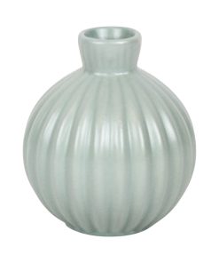 Grøn vase med riller, 8 cm høj, på hvid baggrund.