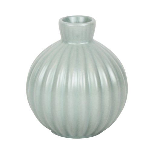 Grøn vase med riller, 8 cm høj, på hvid baggrund.