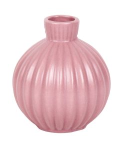 Vase med riller i rosa farve, 8 cm høj, placeret på hvid baggrund.