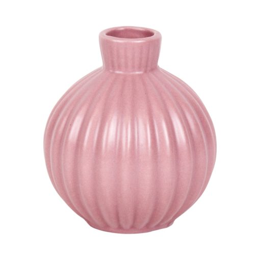 Vase med riller i rosa farve, 8 cm høj, placeret på hvid baggrund.