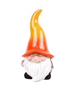 Havenisse med orange hue på hvid baggrund.