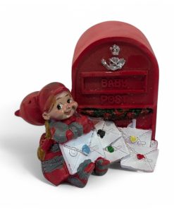 Babynissefigur. Mädchen am Briefkasten. 7,5 x 7,5 cm.